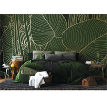 Chambre avec papier peint à feuilles vertes, lit et tables de chevet