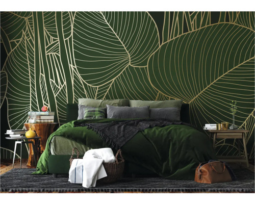 Chambre avec papier peint à feuilles vertes, lit et tables de chevet