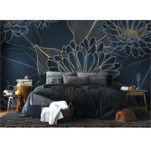 Chambre avec lit devant un papier peint à motifs floraux