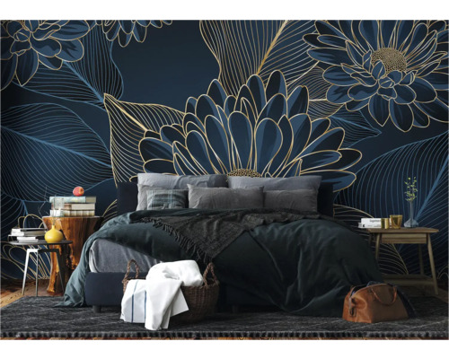 Chambre avec lit devant un papier peint à motifs floraux