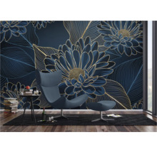 Intérieur avec papier peint photo à motif floral, fauteuil et table d'appoint.