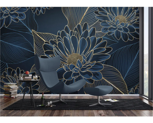 Intérieur avec papier peint photo à motif floral, fauteuil et table d'appoint.