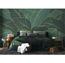 Chambre avec lit devant un revêtement mural à motif de feuilles