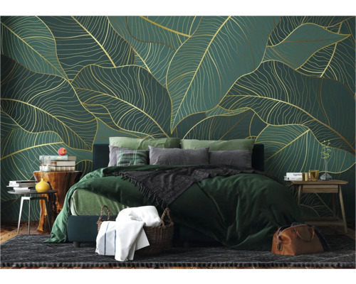 Chambre avec lit devant un revêtement mural à motif de feuilles