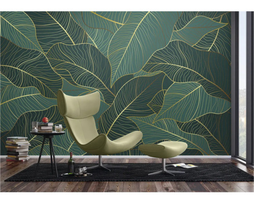 Salon avec papier peint à motif de feuilles en vert et or, fauteuil avec repose-pieds, tapis et table d'appoint avec décoration