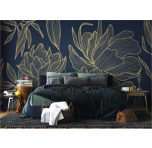 Schlafzimmer mit Blumentapete, Bett und Nachttischen