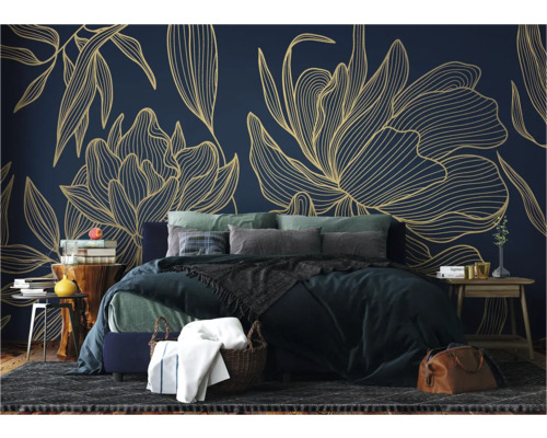 Schlafzimmer mit Blumentapete, Bett und Nachttischen