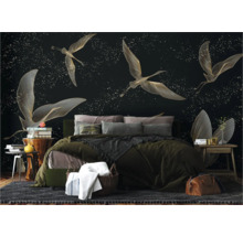 Schlafzimmer mit Fototapete mit Vogelmotiv und Sternen auf dunklem Hintergrund, Bett mit Kissen und Decke