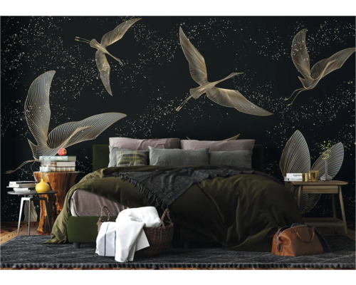 Schlafzimmer mit Fototapete mit Vogelmotiv und Sternen auf dunklem Hintergrund, Bett mit Kissen und Decke