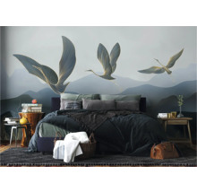Chambre moderne avec une fresque murale de grues stylisées sur un paysage de montagne