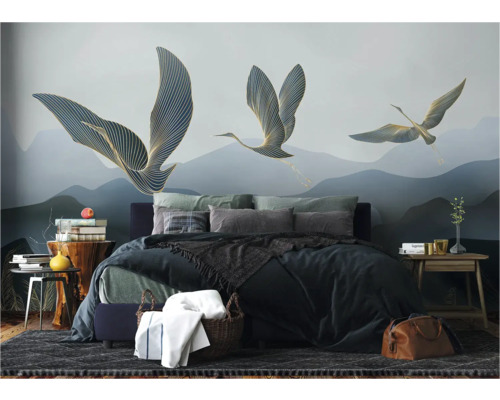 Chambre moderne avec une fresque murale de grues stylisées sur un paysage de montagne