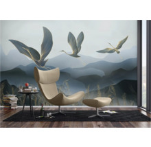 Salon avec papier peint photo motif grue et fauteuil moderne.