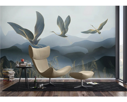 Salon avec papier peint photo motif grue et fauteuil moderne.