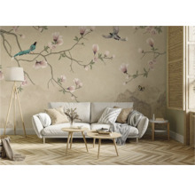 Salon avec papier peint floral, canapé et parquet