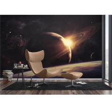 Pièce avec papier peint photo sur le thème de l'espace, fauteuil et table d'appoint