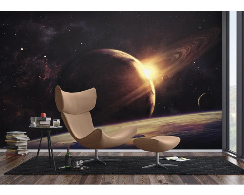 Pièce avec papier peint photo sur le thème de l'espace, fauteuil et table d'appoint