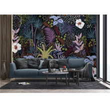 Salon avec canapé et papier peint à motifs jungle