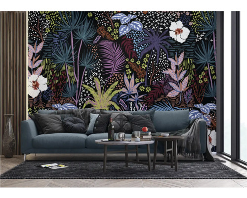 Salon avec canapé et papier peint à motifs jungle