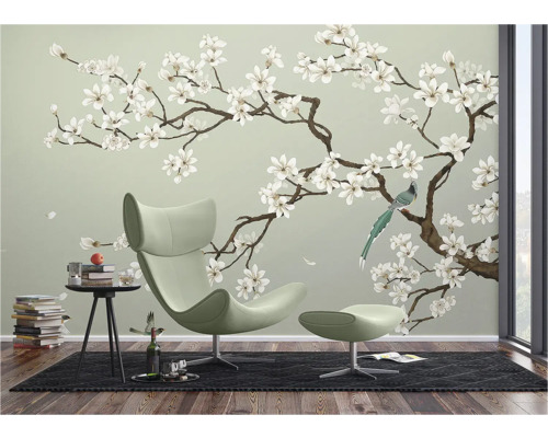 Espace de vie avec sticker mural arbre en fleurs, fauteuil et table d'appoint