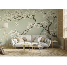 Salon avec canapé, lampe de table et papier peint à motifs floraux et d'oiseaux