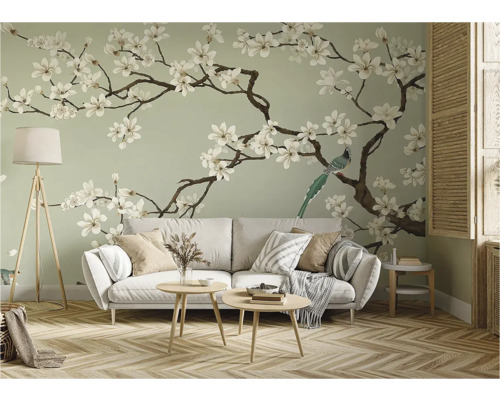 Salon avec canapé, lampe de table et papier peint à motifs floraux et d'oiseaux