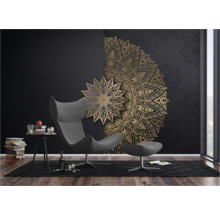 Salon avec papier peint à motif mandala doré, fauteuil et décorations