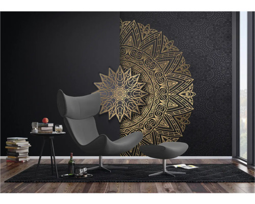 Salon avec papier peint à motif mandala doré, fauteuil et décorations