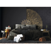 Chambre à coucher avec lit, tables de chevet et décoration murale mandala