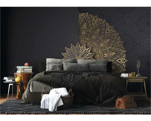 Chambre à coucher avec lit, tables de chevet et décoration murale mandala