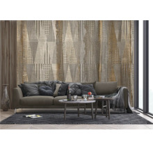 Wohnzimmer mit Sofa, Couchtisch und gemusterter Tapete für eine stilvolle Raumgestaltung.