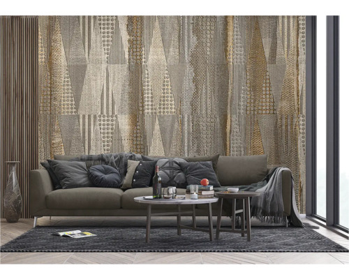 Wohnzimmer mit Sofa, Couchtisch und gemusterter Tapete für eine stilvolle Raumgestaltung.
