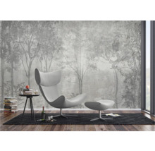 Salon avec papier peint photo motif forêt, fauteuil et table d'appoint
