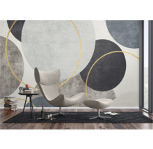 Salon avec papier peint à cercles géométriques, fauteuil et table d'appoint
