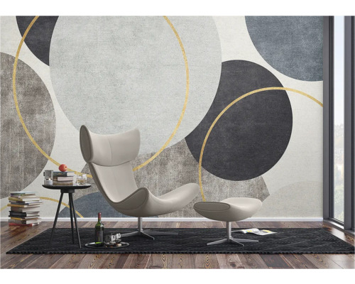 Salon avec papier peint à cercles géométriques, fauteuil et table d'appoint
