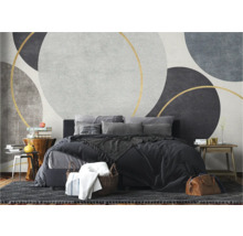 Chambre avec lit, tables de chevet et papier peint mural avec formes géométriques