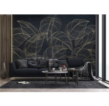 Salon avec un papier peint à motifs de feuilles, un canapé et des tables basses.