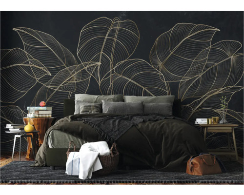 Chambre avec lit, tables de chevet et un papier peint mural avec motif de feuilles