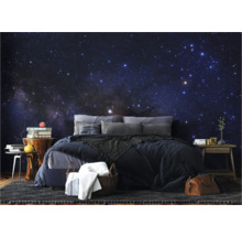 Schlafzimmer mit Sternenhimmel-Fototapete, Bett und Nachttischen