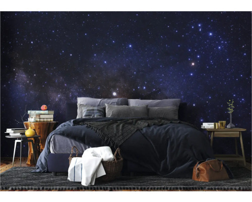Schlafzimmer mit Sternenhimmel-Fototapete, Bett und Nachttischen