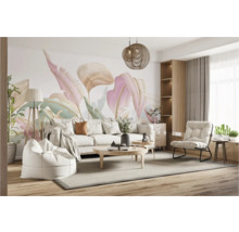 Salon avec canapé, fauteuil, table basse, lampadaire et papier peint à motifs pour une ambiance élégante