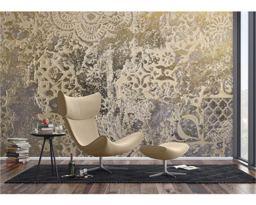 Wohnzimmer mit Designertapete, Sessel und Dekoration