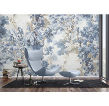 Salon avec papier peint à motifs, fauteuil et table d'appoint