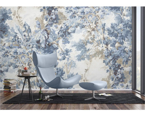 Salon avec papier peint à motifs, fauteuil et table d'appoint