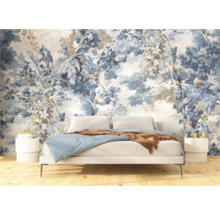 Chambre avec lit devant un papier peint photo à motif floral