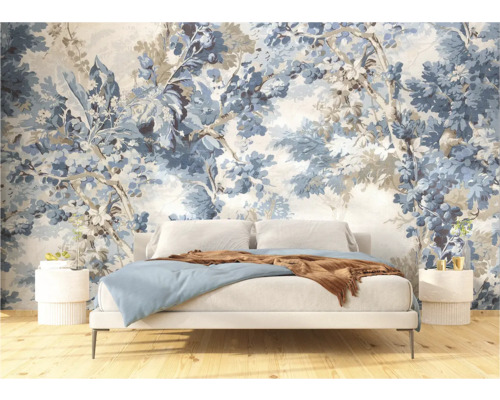 Chambre avec lit devant un papier peint photo à motif floral
