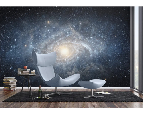 Wohnzimmer mit Sessel und Galaxie-Fototapete