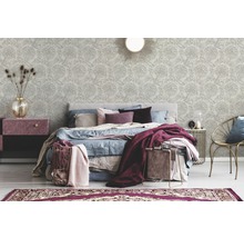 Chambre décorative avec papier peint à motifs, lit et meubles.