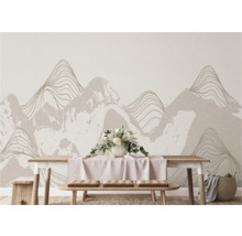 Wohnraum mit Esstisch und Wandgestaltung mit Bergmotiv
