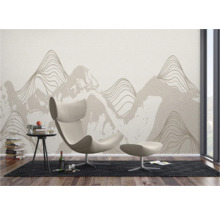 Wohnzimmer mit Sessel, Beistelltisch und Wandtapete mit Bergmotiv