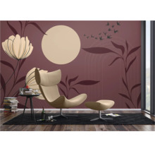 Papier peint décoratif avec motifs floraux, chaise et table d'appoint pour une ambiance intérieure chaleureuse.